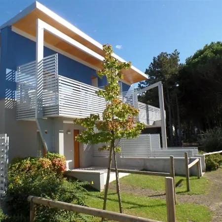 Lovely Surrounded By Greenery In *